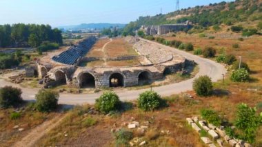 Hava videosu. İnsansız hava aracı, Türkiye 'nin Antalya kentindeki antik Perge kentinin kalıntılarında hipodromun üzerinde uçuyor. Hipodrom, geçmişin canlı yaşamının bir göstergesidir.