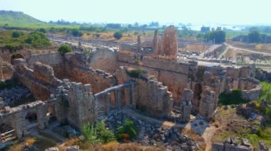 Bu büyüleyici havacılık videosunda, Türkiye 'nin Antalya kentindeki antik Perge kentinin dikkate değer kalıntıları gösteriliyor. Kamera zarif bir şekilde yukarıda süzülüyor, bir panoramik sunuyor.