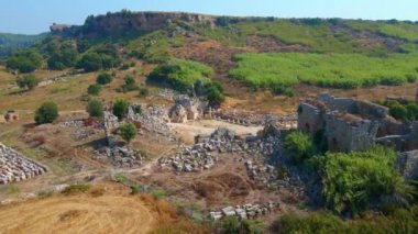 Bu büyüleyici havacılık videosunda, Türkiye 'nin Antalya kentindeki antik Perge kentinin dikkate değer kalıntıları gösteriliyor. Kamera zarif bir şekilde yukarıda süzülüyor, bir panoramik sunuyor.
