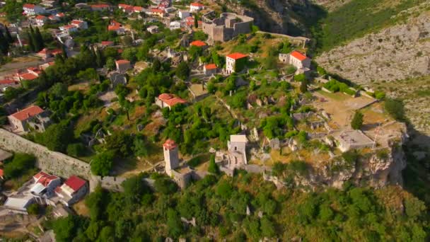 ドローンは 歴史的な意味を持つ石造りの建物の遺跡を示す Stari Barの遺跡の魅惑的な景色をキャプチャします このストックビデオはモンテネグロ古代の美しさを示しています — ストック動画