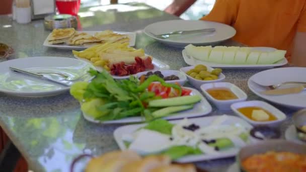 Ung Kvinna Och Hennes Son Avbildas Traditionell Turkisk Frukost Scenen — Stockvideo