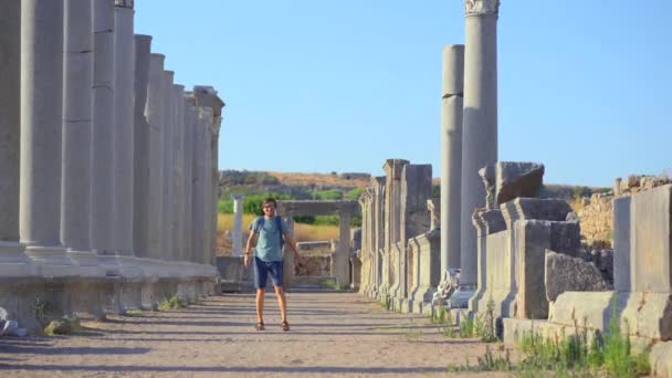 一名年轻人参观了土耳其安塔利亚竞争激烈的古城佩奇的巨大废墟 废墟是这座城市富饶历史的见证 也是街道残迹的见证 — 图库视频影像