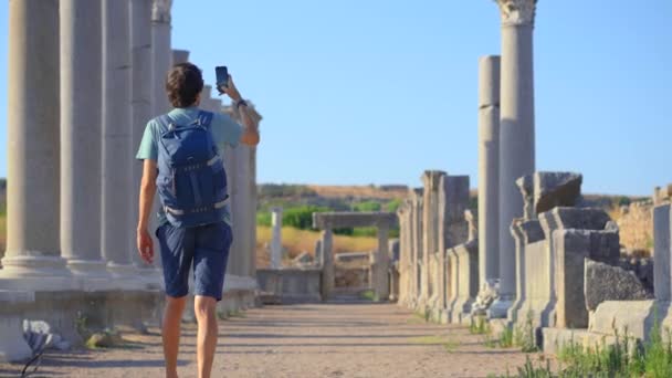 Молодой Человек Посещает Замечательные Руины Древнего Города Перге Краеугольном Городе — стоковое видео