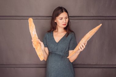 40 yaşından sonra mutlu ve sağlıklı hamile bir kadın hamilelik yolculuğu boyunca glütensiz bir yaşam tarzını benimsiyor. Gelişmekte olan bir bebek ve anne için besleyici seçenekler.
