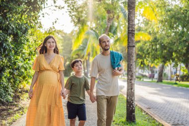 Sevgi dolu bir aile parkta sakin bir şekilde yürüyor. 40 yaşından sonra ışıl ışıl hamile bir kadın, kocası tarafından kucaklanıyor ve yanında yetişkin oğulları da var. Birlikte geçirdikleri değerli anların tadını çıkarıyorlar.