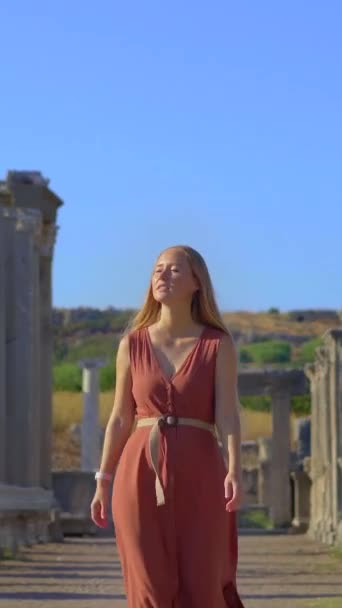 垂直录像 故事的格式 一名年轻女子参观了土耳其安塔利亚市古老城市佩奇的著名废墟 废墟是这座城市富饶历史的见证 — 图库视频影像