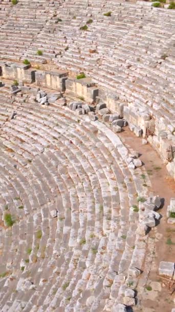 バーティカルビデオ ストーリーフォーマット この魅惑的な空中ビデオでは 古代都市ペルゲの残骸が歴史的な遺跡に囲まれた素晴らしい円形劇場を展示しています — ストック動画
