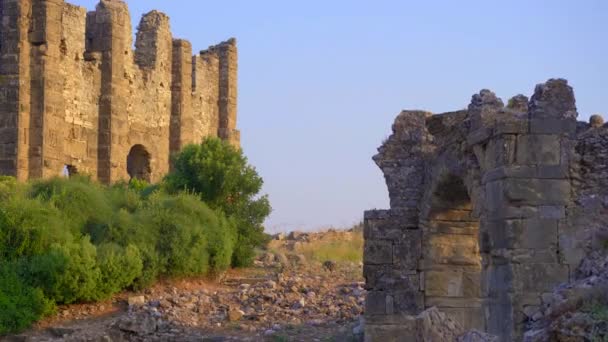土耳其古老的城市阿斯彭多斯是通过迷人的视觉形象看到其非凡的废墟而复活的 摄像机优雅地探索着这一历史奇迹的复杂遗迹 展示了 — 图库视频影像