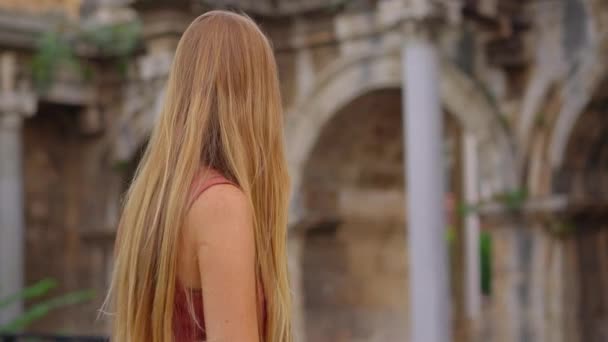 매혹적인 비디오에서 관광객은 안탈리아에서 유명한 명소를 Hadrians Gate 그녀는 장엄한 — 비디오