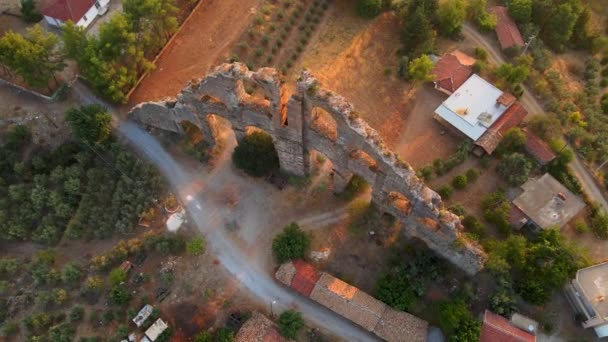 在这个令人惊叹的航拍视频中 一个迷人的渡槽废墟优雅地矗立在土耳其安塔利亚迷人的古老城市阿斯潘多斯附近 相机在上方扫视 — 图库视频影像