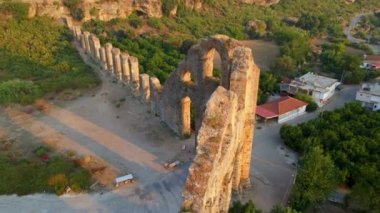 Bu nefes kesici havacılık videosunda, Türkiye 'nin Antalya kentindeki antik Aspendos kenti yakınlarındaki bir su kemerinin büyüleyici kalıntıları zarif bir şekilde duruyor. Kamera üzerini süpürüyor