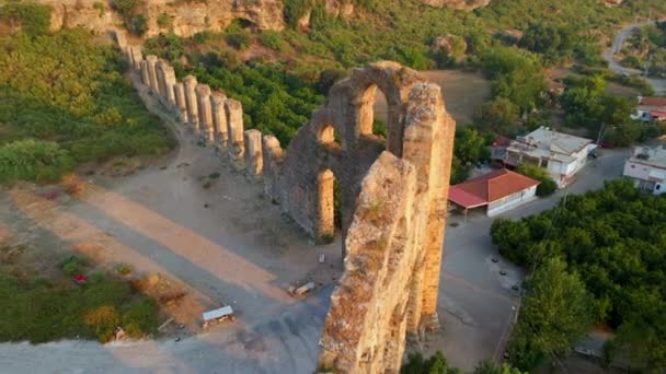 在这个令人惊叹的航拍视频中 一个迷人的渡槽废墟优雅地矗立在土耳其安塔利亚迷人的古老城市阿斯潘多斯附近 相机在上方扫视 — 图库视频影像