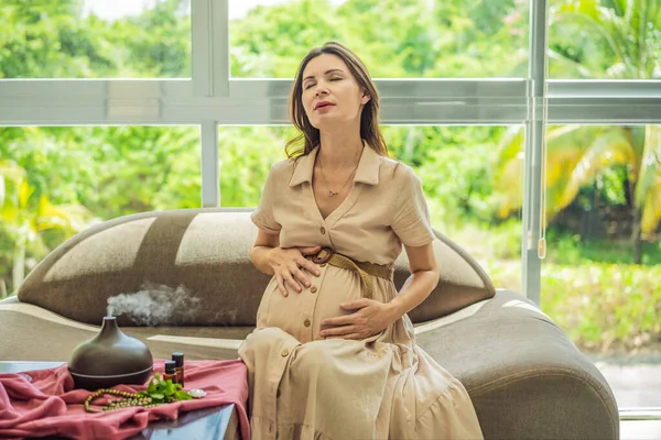 Ett Fridfullt Ögonblick Fångas Som Gravid Kvinna Efter Omfamnar Lugnande — Stockfoto