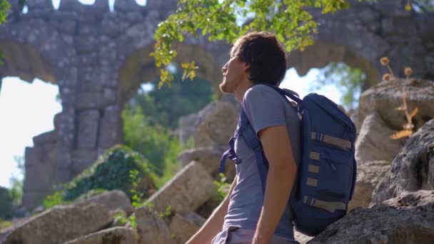 一名年轻人在土耳其安塔利亚附近的山上探索令人震惊的泰梅索斯遗址 开始了他的文化之旅 这段录像能让观众感受到 — 图库视频影像