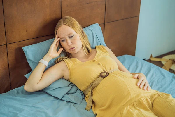 Μια Αγχωμένη Κουρασμένη Έγκυος Μητέρα Ξαπλωμένη Στο Κρεβάτι Στο Σπίτι — Φωτογραφία Αρχείου