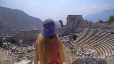 Türkiye 'nin Antalya yakınlarındaki dağlarda yuva yapmış Termessos' un nefes kesici kalıntılarını keşfeden genç bir kadın kültürel bir yolculuğa çıkıyor. Bu görüntüler izleyicileri neşeyi yaşamaya davet ediyor.