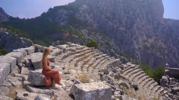 여성은 안탈리아 근처의 자리잡은 테르메소스의 숨막히는 유적을 탐험하면서 여행을 떠납니다 — 비디오