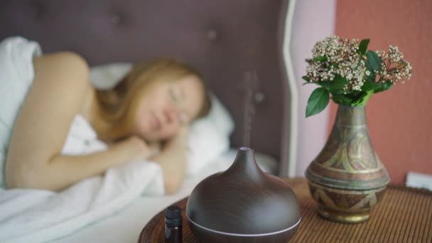 Zeitlupenvideo Eine Junge Frau Schläft Bett Vordergrund Steht Eine Funktionierende — Stockvideo