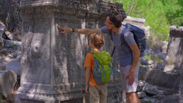 Młody Człowiek Jego Syn Wyruszają Podróż Kulturalną Podczas Zwiedzania Zapierających — Wideo stockowe