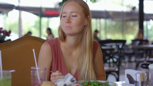 Genç Bayan Bir Kafede Salata Yiyor — Stok video