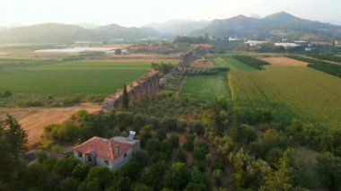 Bu nefes kesici havacılık videosunda, Türkiye 'nin Antalya kentindeki antik Aspendos kenti yakınlarındaki bir su kemerinin büyüleyici kalıntıları zarif bir şekilde duruyor. Kamera üzerini süpürüyor