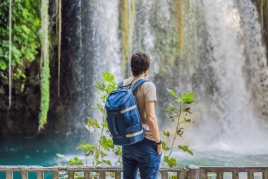 Antalya 'daki Duden şelalesinin arka planında bir adam var. Türkiye 'nin ünlü yerleri. Apper Duden Şelaleleri.