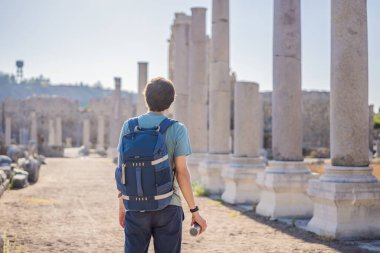 Antalya Türkiye yakınlarındaki antik Perge kentinin kalıntılarındaki turist adam.