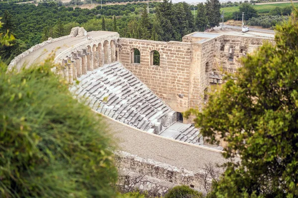 Aspendos Antik Şehir. Aspendos akropolis şehir kalıntıları, sarnıçlar, su kemerleri ve eski tapınaklar. Aspendos Antalya hindisi. Türkiye.