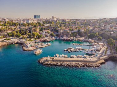 Yaşlı Antalya 'yı bir drone' dan ya da kuşların gözünden görmek. Burası eski şehrin ve eski limanın bölgesi..
