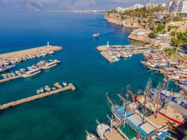 Yaşlı Antalya 'yı bir drone' dan ya da kuşların gözünden görmek. Burası eski şehrin ve eski limanın bölgesi..