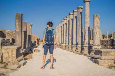 Antalya Türkiye yakınlarındaki antik Perge kentinin kalıntılarındaki turist adam.