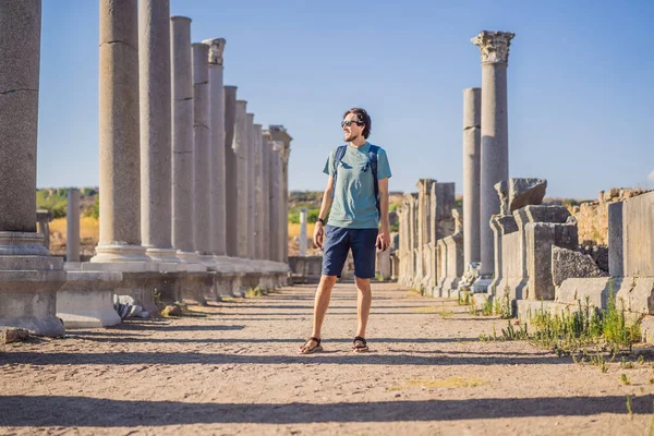 Homem Turístico Nas Ruínas Antiga Cidade Perge Perto Antalya Turquia — Fotografia de Stock