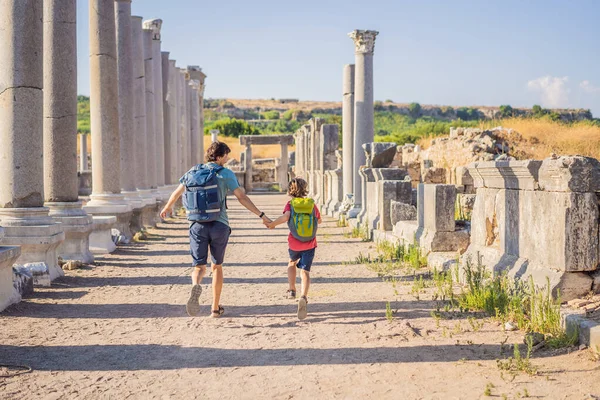 Pai Filho Turistas Nas Ruínas Antiga Cidade Perge Perto Antalya — Fotografia de Stock