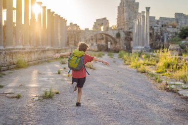 Antalya Türkiye yakınlarındaki antik Perge şehrinin kalıntılarında yaşayan bir çocuk turist. Çocuk konseptiyle seyahat etmek.