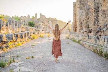 Antalya Türkiye yakınlarındaki antik Perge kentinin kalıntılarında güzel bir turist kadın..