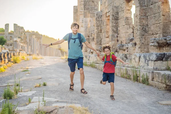 Dad Son Tourists Ruins Ancient City Perge Antalya Turkey Traveling — Stock Photo, Image