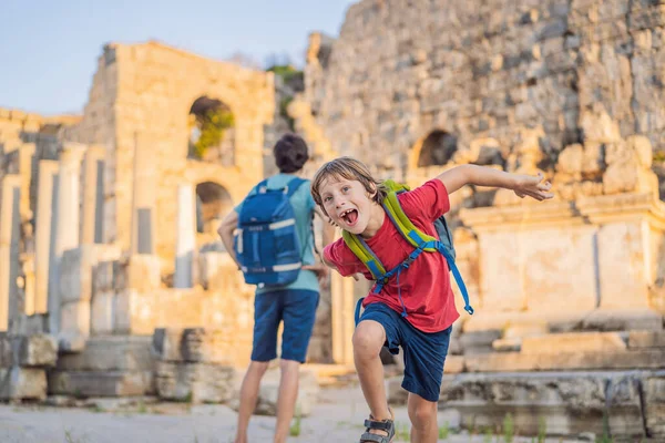 Baba ve oğul turistler Antalya Türkiye yakınlarındaki antik Perge şehrinin kalıntılarında. Çocuk konseptiyle seyahat etmek.