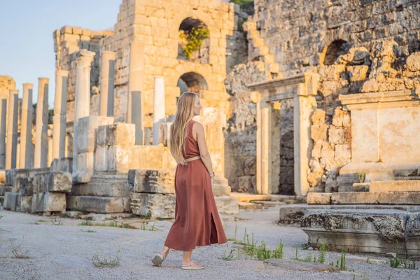 Mulher Turística Bonita Nas Ruínas Antiga Cidade Perge Perto Antalya — Fotografia de Stock