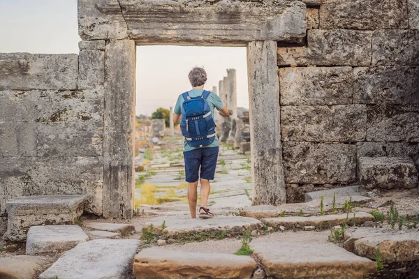Antalya Türkiye yakınlarındaki antik Perge kentinin kalıntılarındaki turist adam.
