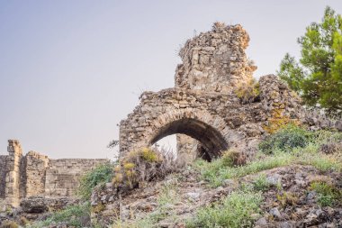 Aspendos Antik Şehir. Aspendos akropolis şehir kalıntıları, sarnıçlar, su kemerleri ve eski tapınaklar. Aspendos Antalya hindisi. Türkiye.