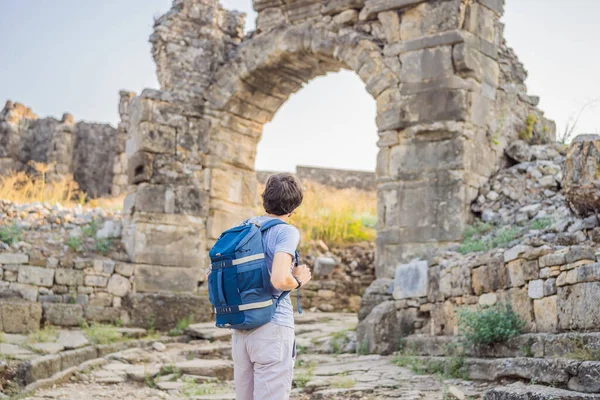 Homem Turista Explora Aspendos Cidade Antiga Aspendos Acropolis Ruínas Cidade — Fotografia de Stock