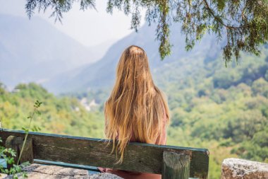 Kadın turist, Antik Termessos Şehrinin Çarpıcı Antik Tiyatrosunu keşfediyor. Hindi, her yere git.