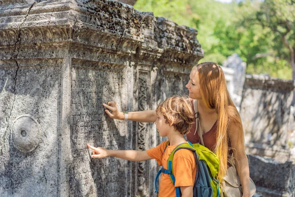 Mother Son Tourists Explores Stunning Ancient Theater Termessos Ancient City — Stock Photo, Image