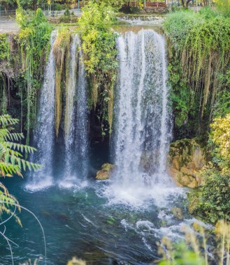 Yukarı Duden Şelalesi 'ne Alexander Şelalesi denir. Şelalenin iç kısımları gibi cennet Antalya, Türkiye 'de tamamen yeşildir. Turizm ve seyahat merkezi fotoğrafı.