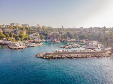 Yaşlı Antalya 'yı bir drone' dan ya da kuşların gözünden görmek. Burası eski şehrin ve eski limanın bölgesi..