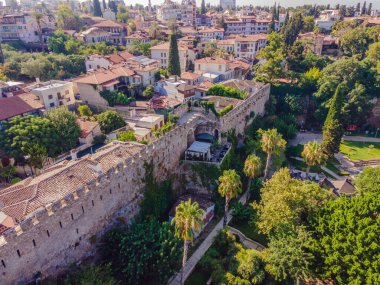 Yaşlı Antalya 'yı bir drone' dan ya da kuşların gözünden görmek. Burası eski şehrin ve eski limanın bölgesi..