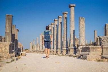 Antalya Türkiye yakınlarındaki antik Perge kentinin kalıntılarındaki turist adam.