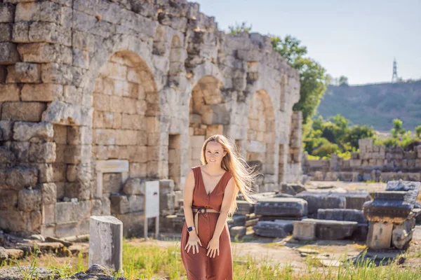 Pretty Tourist Woman Ruins Ancient City Perge Antalya Turkey — Stock Photo, Image