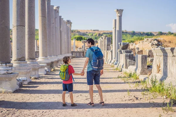 Pai Filho Turistas Nas Ruínas Antiga Cidade Perge Perto Antalya — Fotografia de Stock