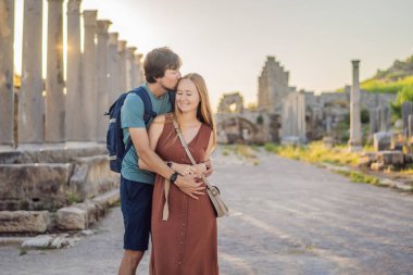 Antalya Türkiye yakınlarındaki antik Perge şehrinin kalıntılarında birbirini seven iki turist. Çocuk konseptiyle seyahat etmek.